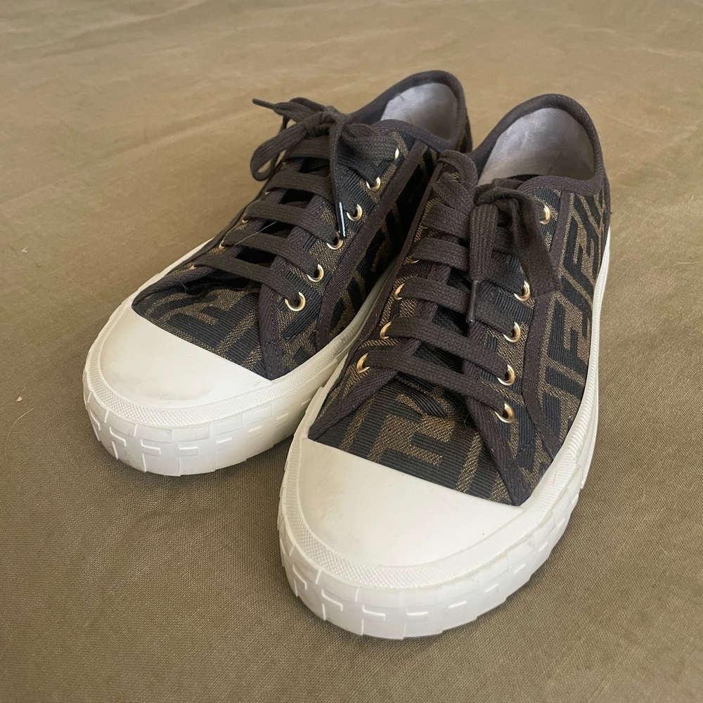 Fendi women’s sneaker size 39